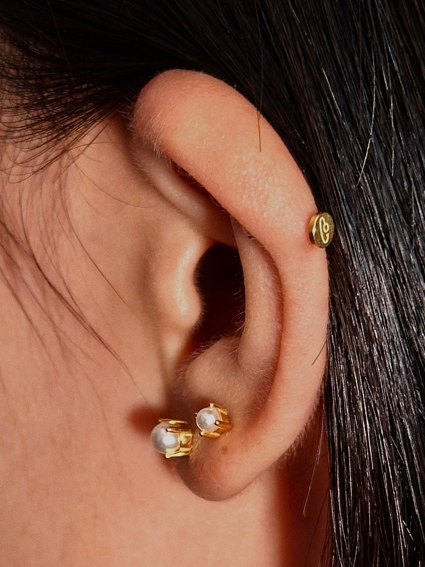 Side view photo of pearl flatback earring in 3 different sizes.